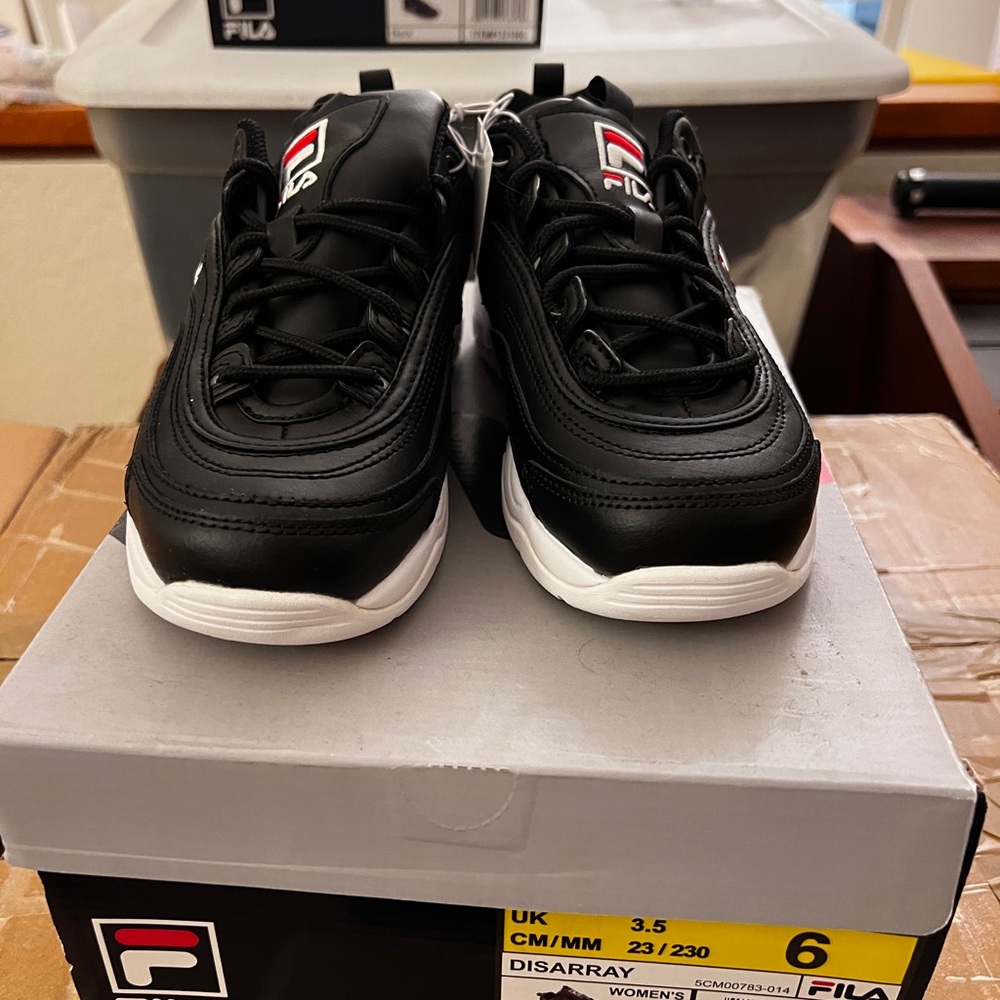 Fila women’s Disarray Black Sneakers size 6